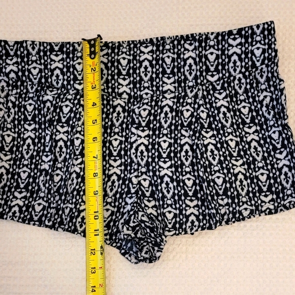 KIRRA soft flowing Shorts in Size L Black & White Model 6'1" - Picture 5 of 7